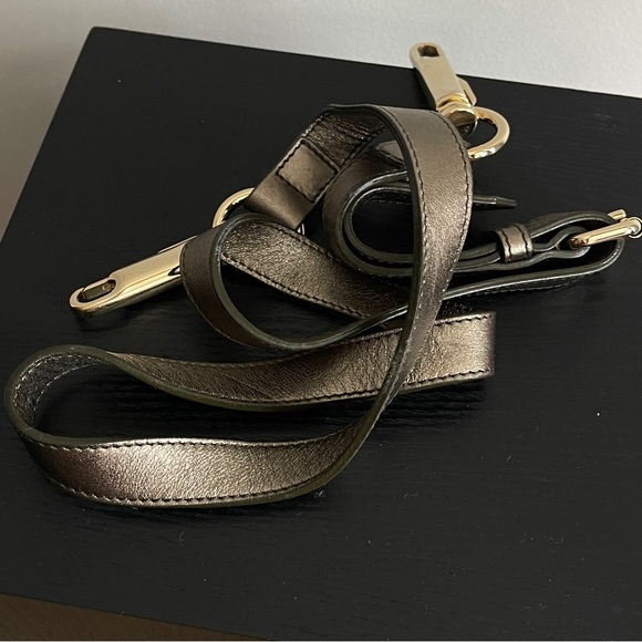 Lawrence Metallic XL Tote - Picture 14 of 16